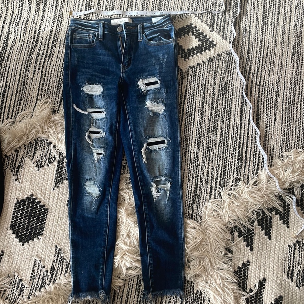 KanCan estilo patched distressed with frayed bottoms -LIKE NEW!